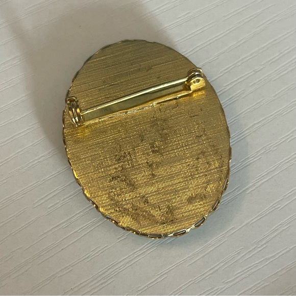 Beautiful Hand Painted Bird Porcelain Brooch Vintage - Picture 3 of 5